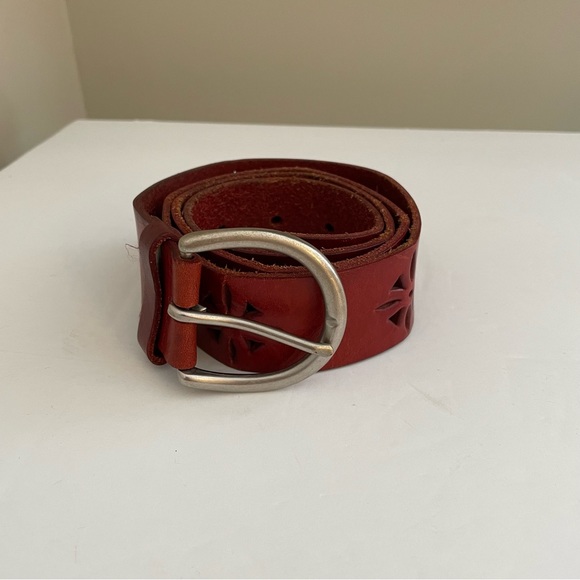 Source Unknown Accessories - Unbranded vintage cutwork red leather distressed belt, women’s.